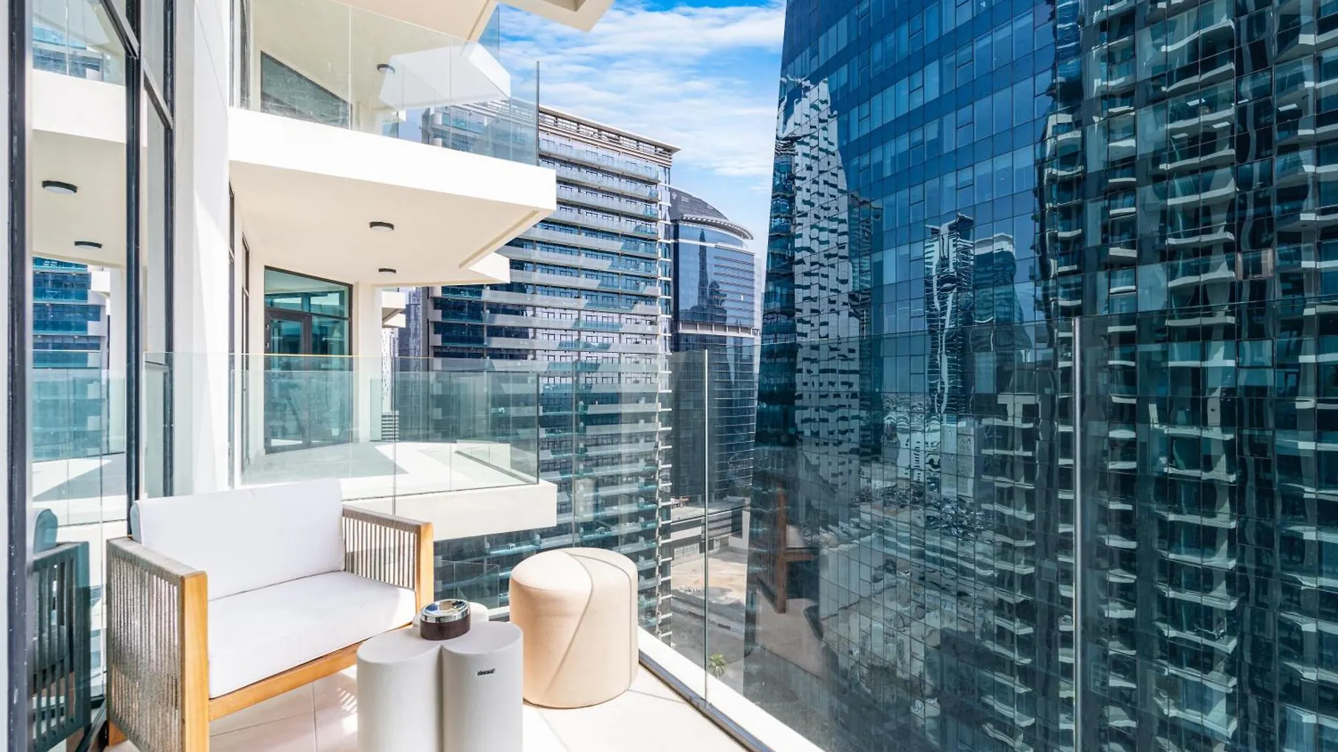 Excellent Home With Canal Views By Missoni Dubai Apartment